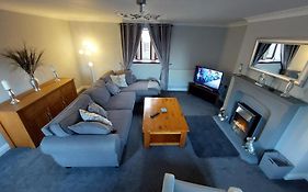 The Farm House Modern Spacious 2 Bedroom Home At Tong Road Leeds Perfect For Contractors Free Secure Parking